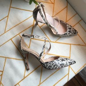 Pour La Victoire Cheyenne Snake Pumps Size 8 NIB